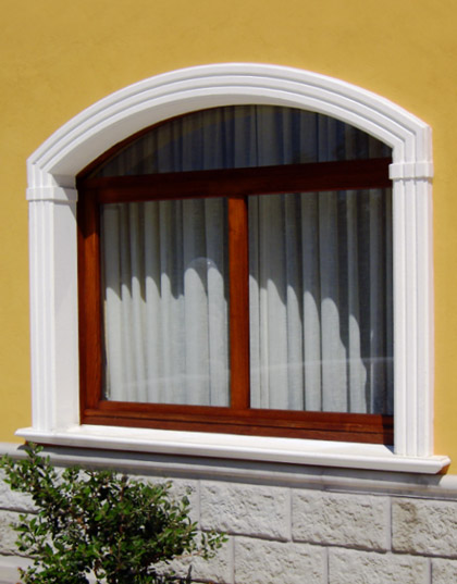 Cornici decorative in cemento per finestre e balconi